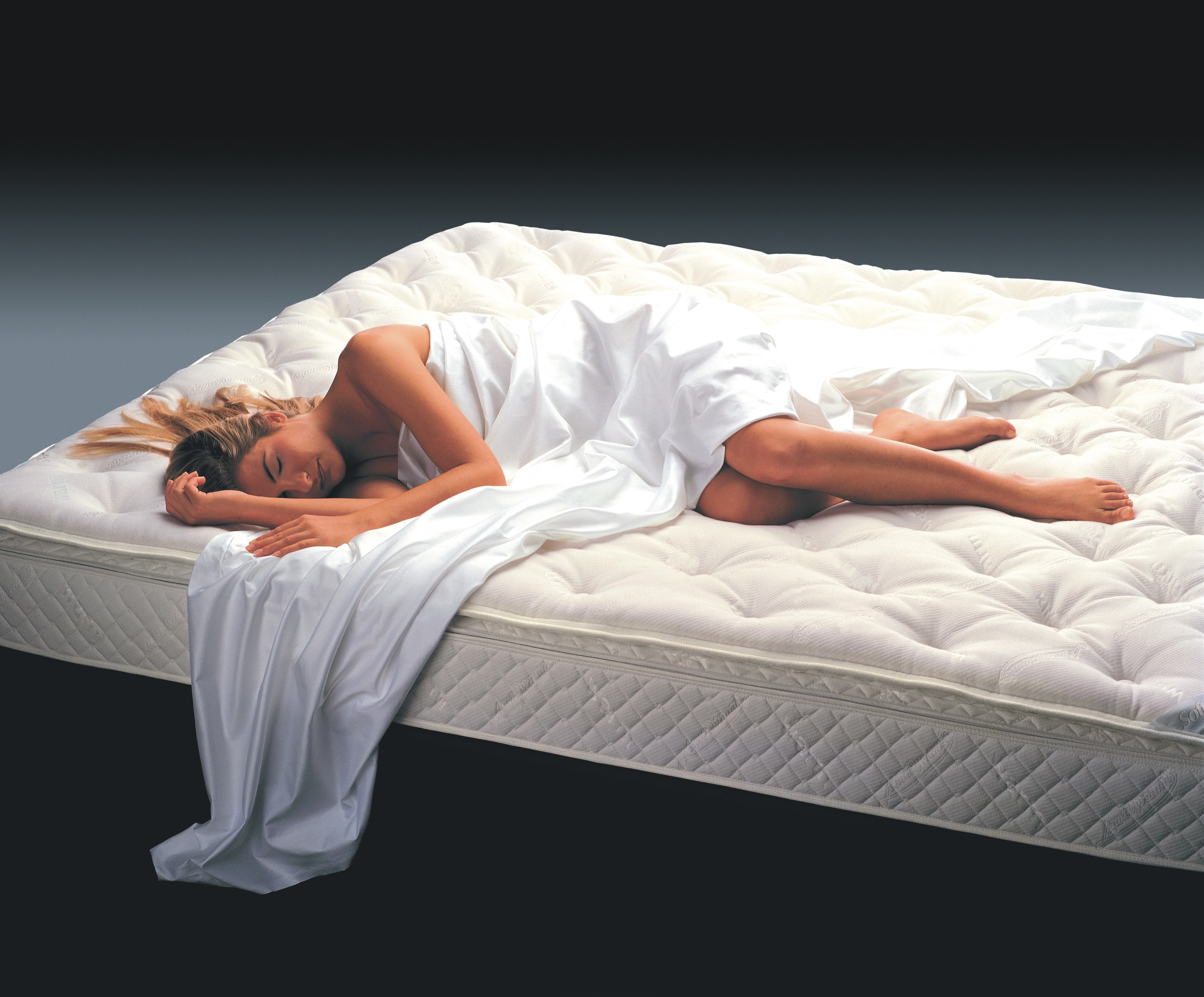 Правильно выбрать ортопедический матрас. Кровать с ортопедическим матрасом. Сон на матрасе. Матрасы для сна на кровать. Удобная кровать с матрасом.